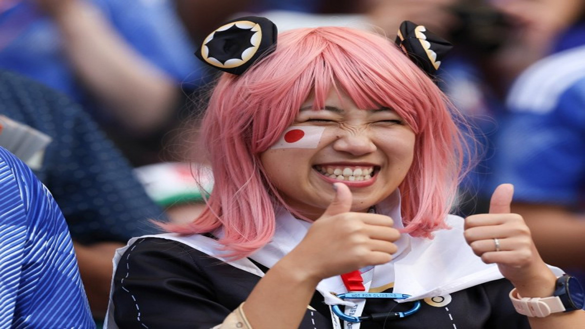 O cosplay Spy x Family Anya celebra a vitória do Japão na Copa do Mundo da FIFA Qatar 2022